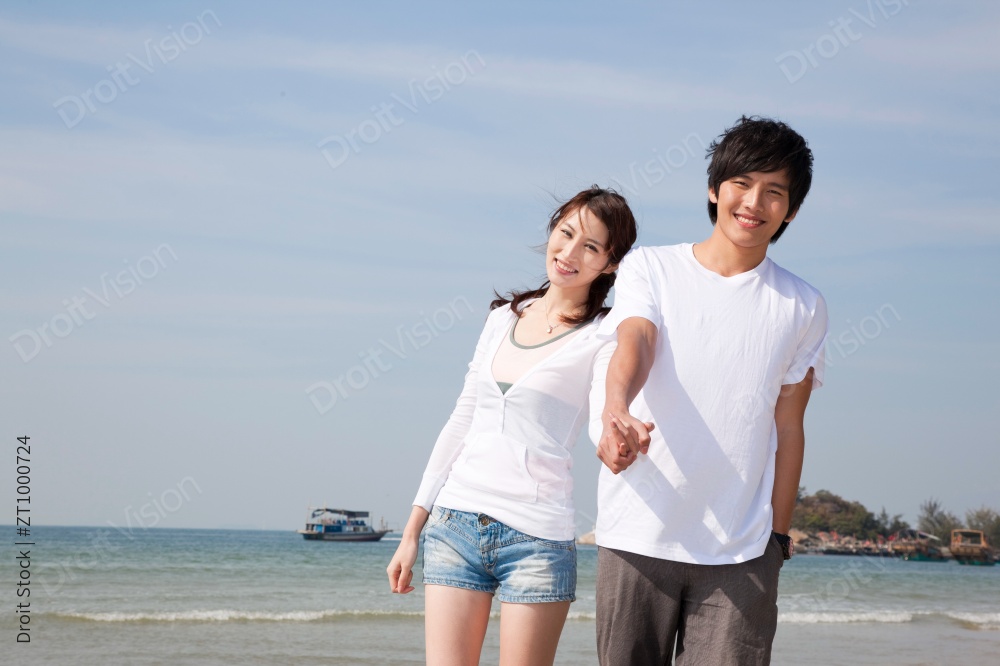 年轻人在海边度假图片