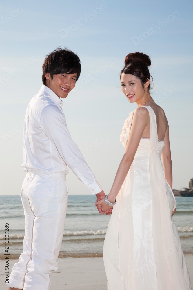 新娘和新郎在海边度假图片