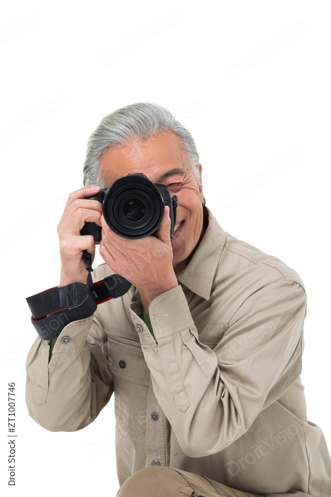 老年男人旅游拍照图片