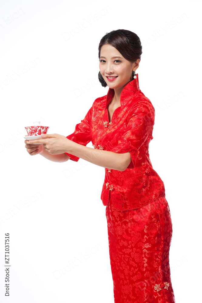 棚拍身穿中国传统服装的年轻女人端茶杯图片