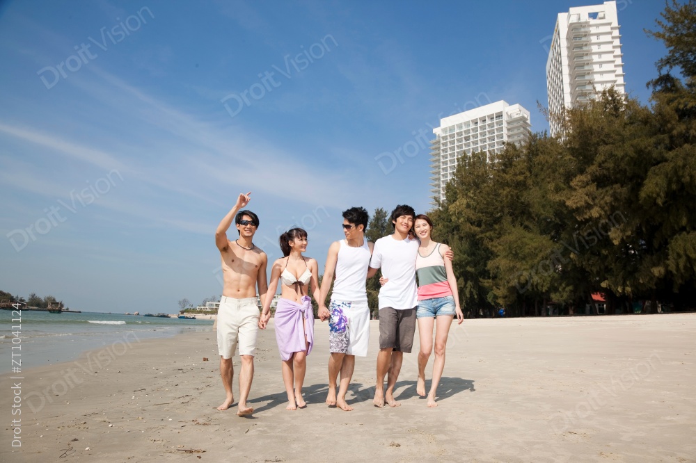 年轻人在海边度假图片