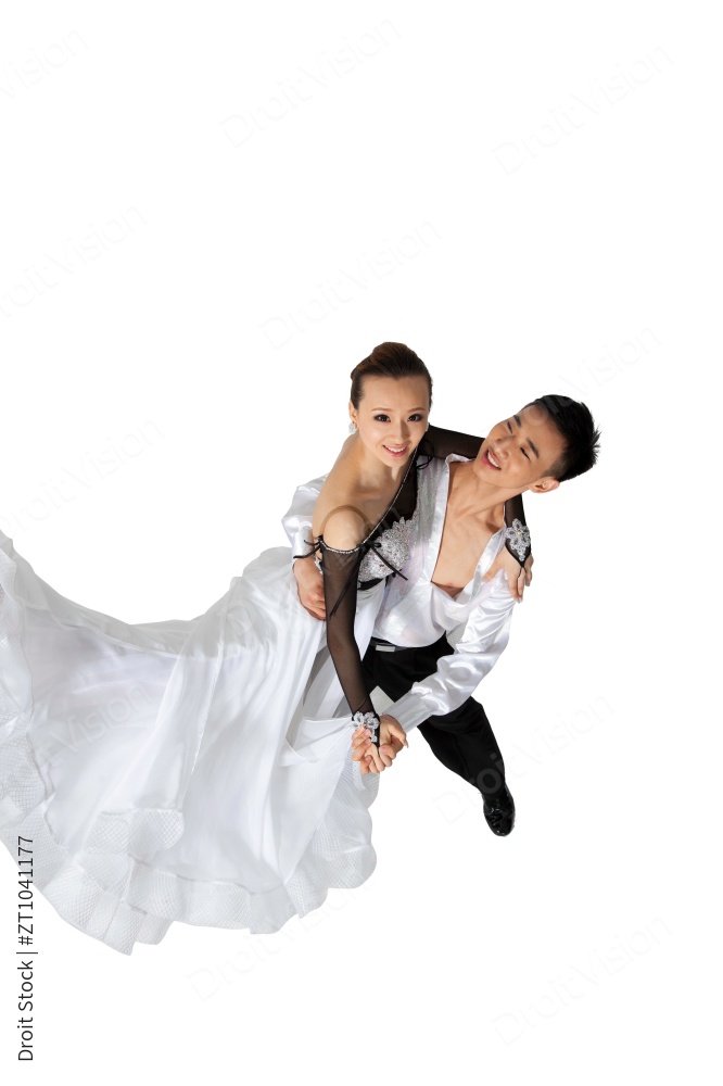 棚拍一对年轻演员跳国标舞图片