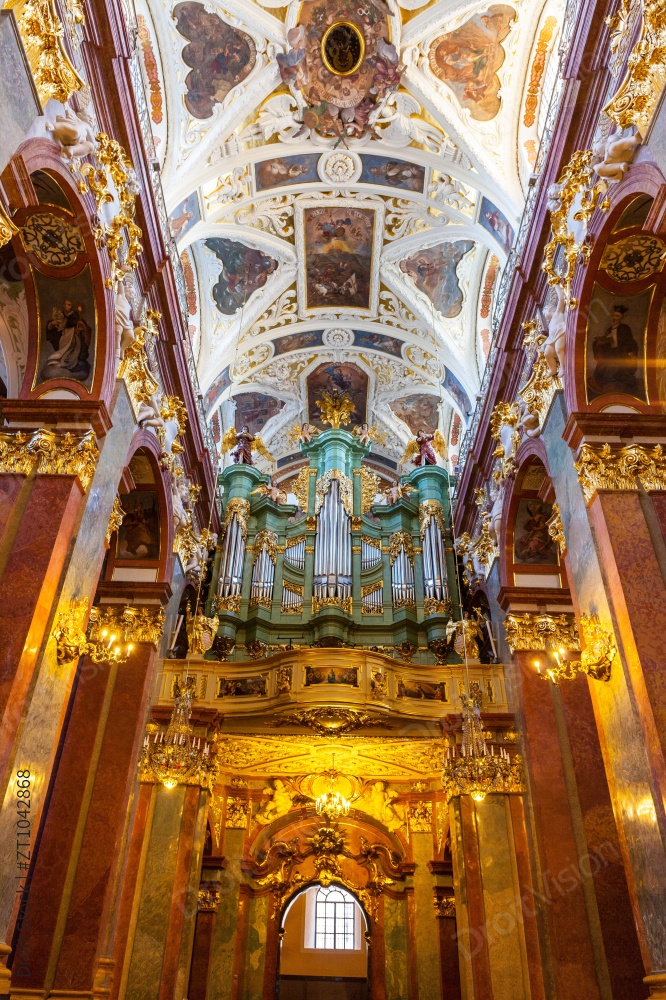 光明神修道院图片