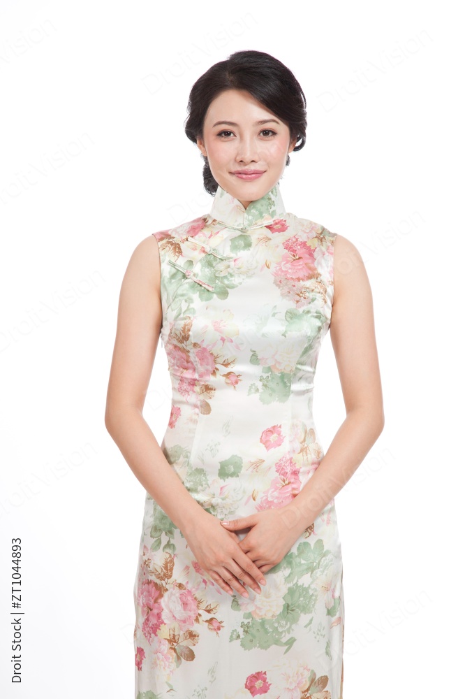 棚拍身穿中国传统服装的年轻女人图片