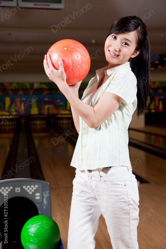 打保龄球的年轻女人图片