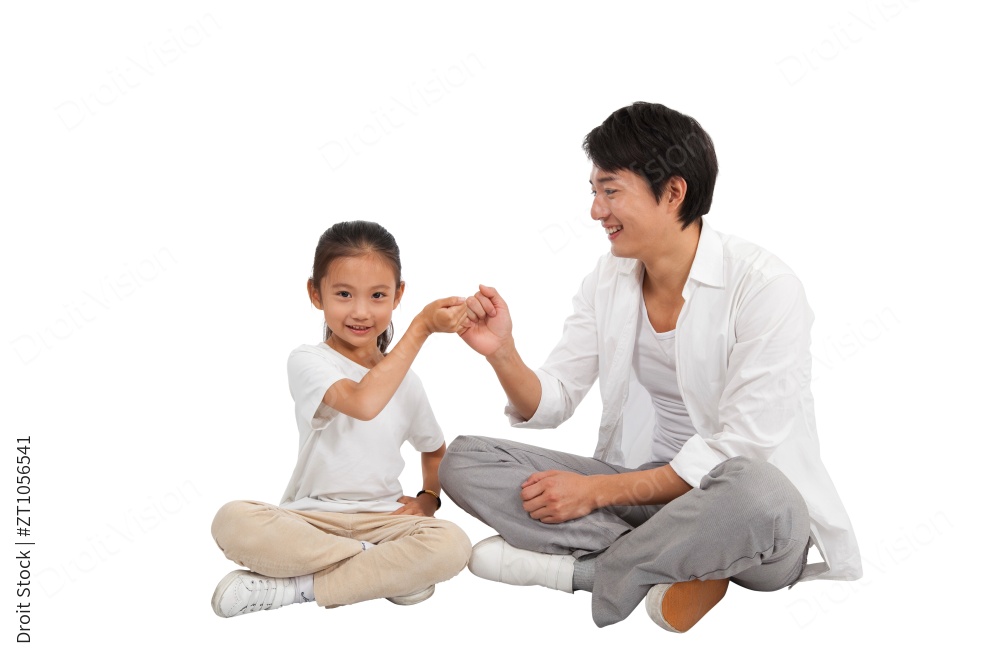 棚拍休闲装年轻父亲和小女孩拉手图片