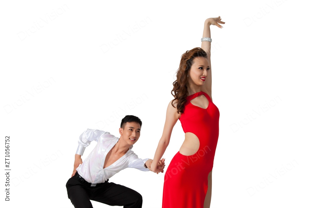 棚拍一对年轻的国标舞演员跳探戈图片