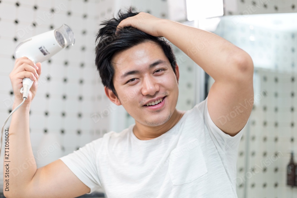 一个年轻男人的休闲生活图片