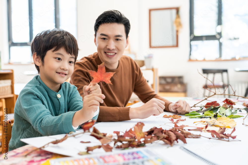 快乐的父子做手工画图片