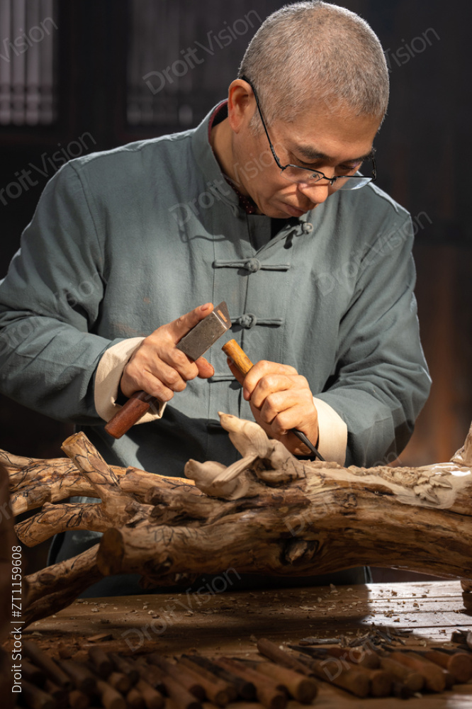 认真雕刻的工匠师图片