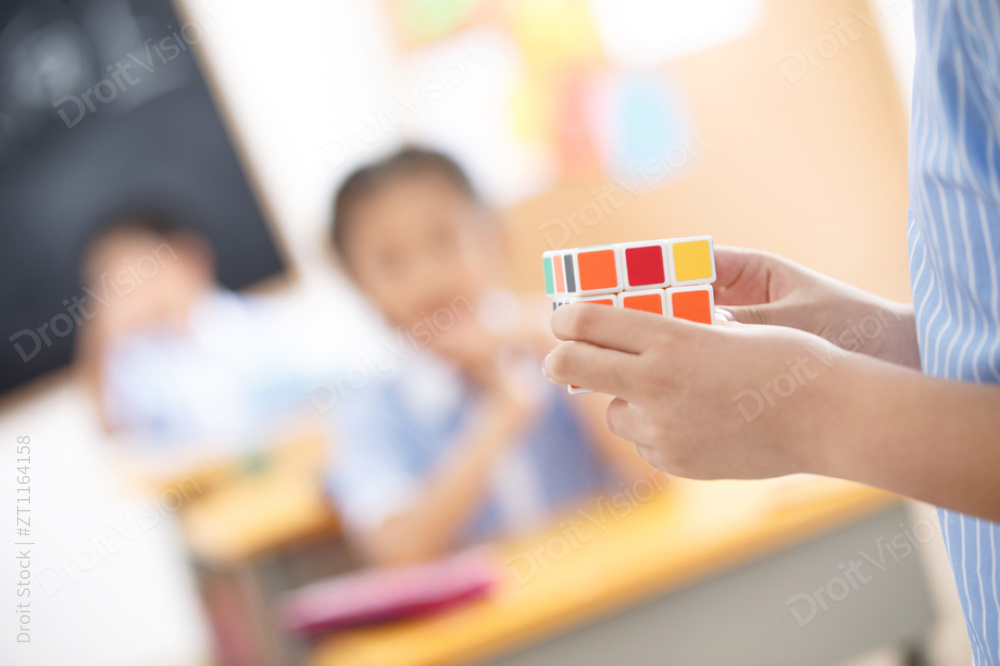 小学生玩魔方图片