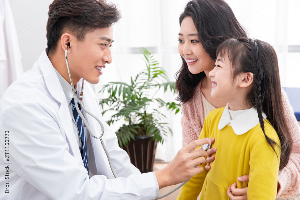 年轻妈妈带着孩子看医生图片