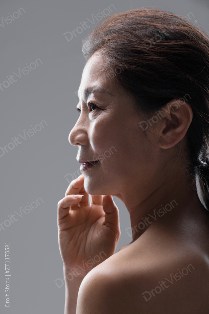 中老年女性侧脸图片