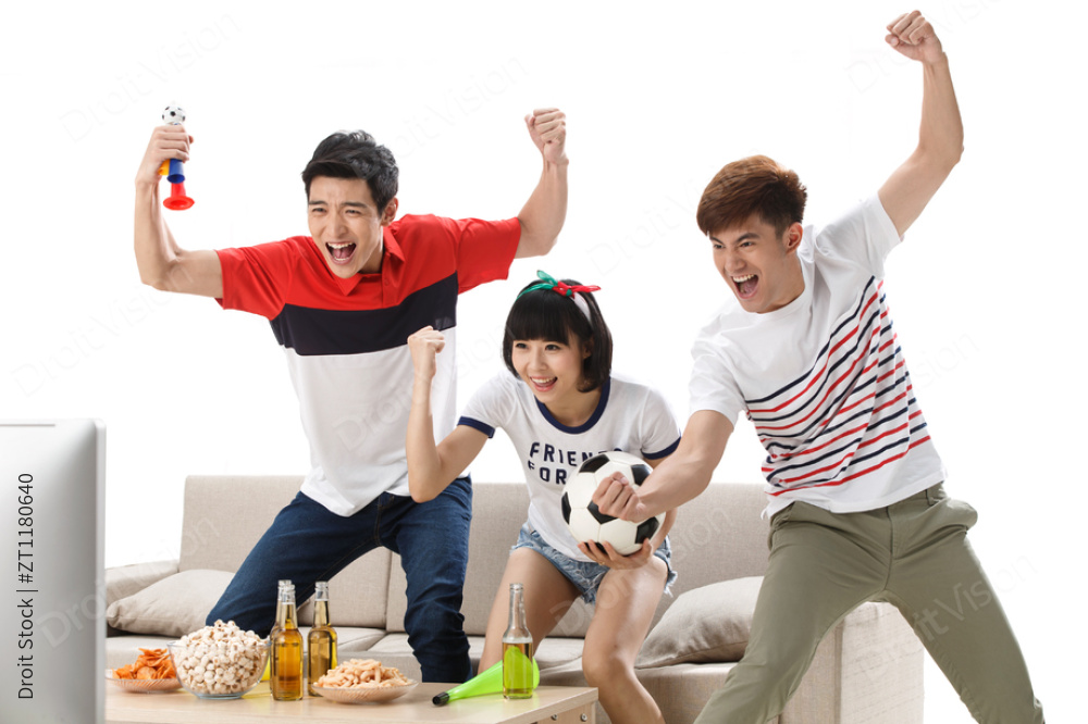 年轻球迷看比赛欢呼呐喊图片