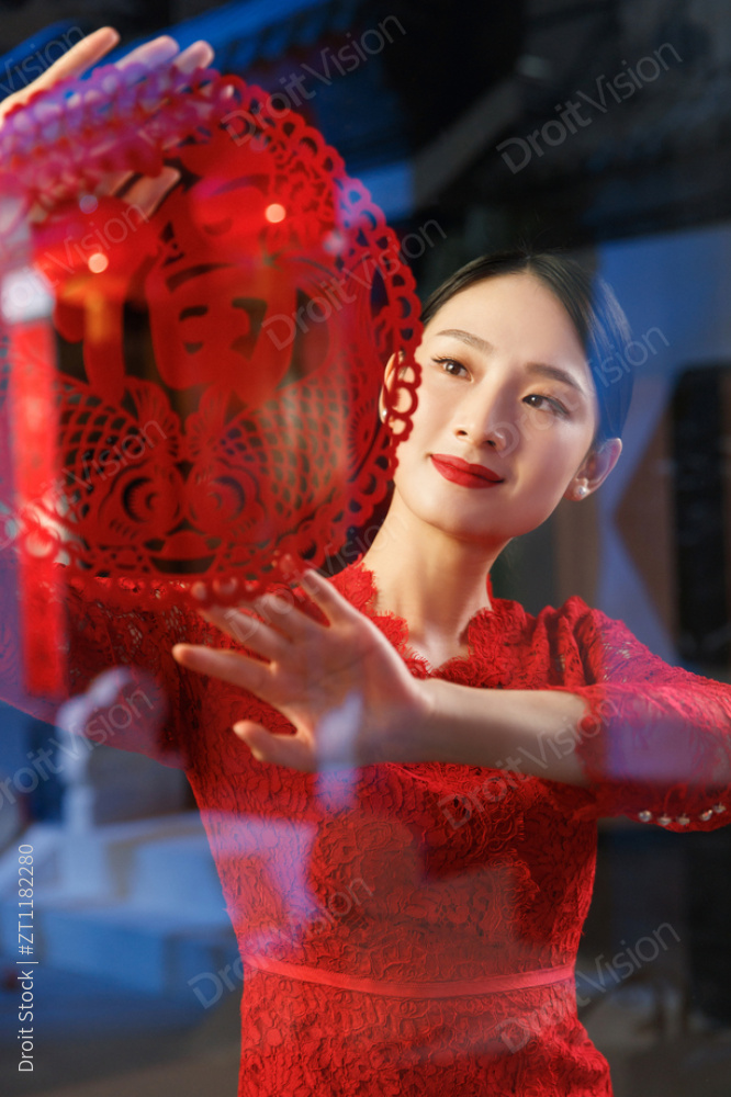 年轻女人过年贴窗花图片