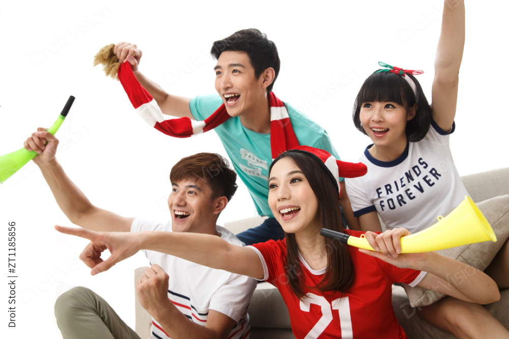 年轻球迷看比赛欢呼呐喊图片