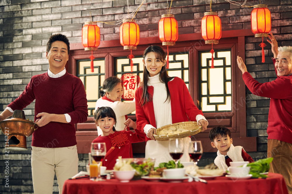 快乐家庭准备年夜饭图片