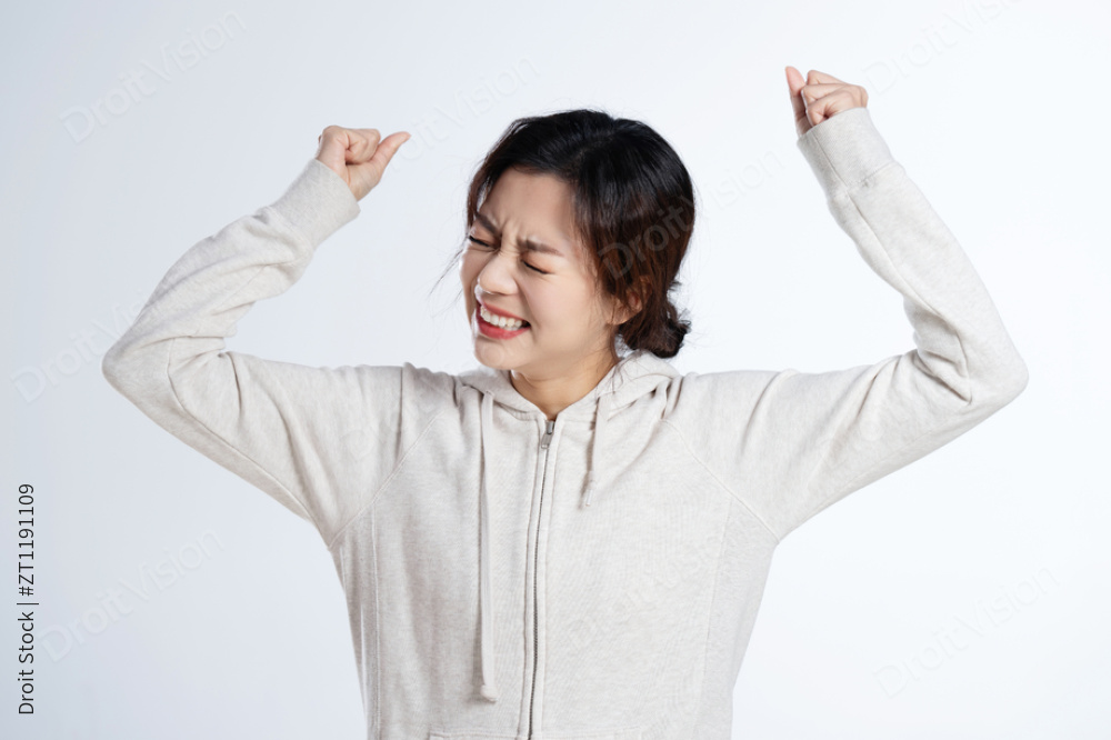 生气抓狂的青年女人图片