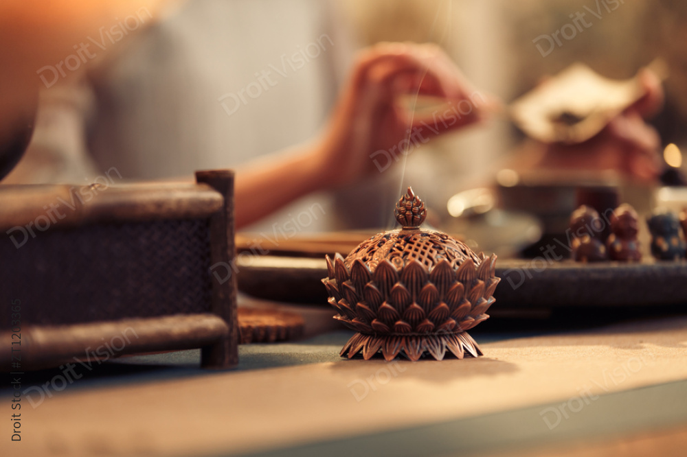 青年女人泡茶图片