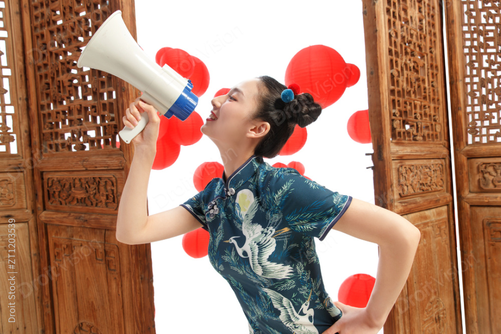 青年女人用扩音器宣传好消息图片