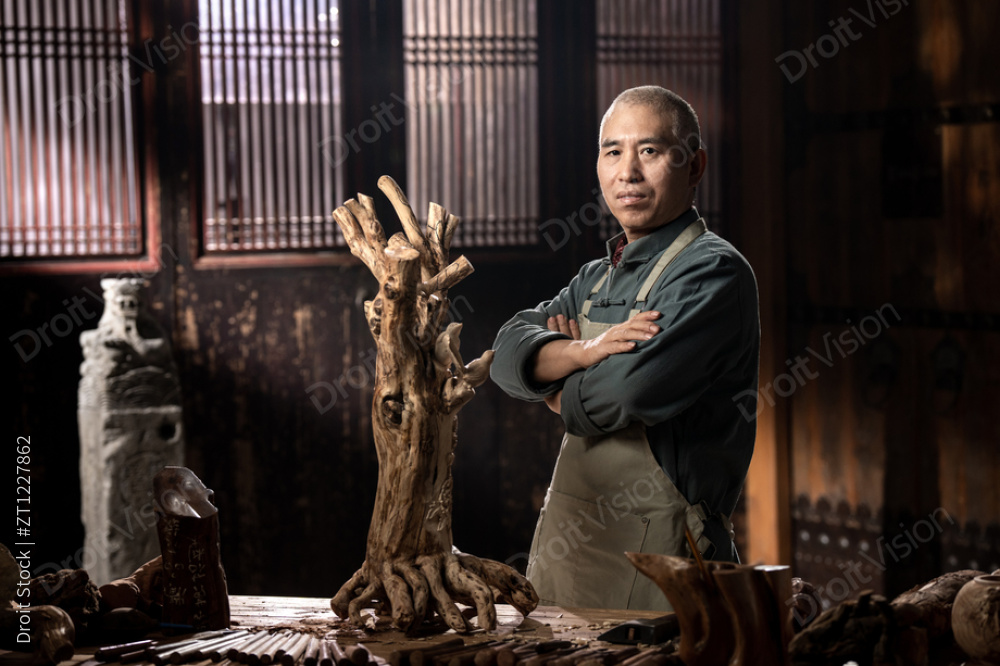 在工作室里的工匠大师图片