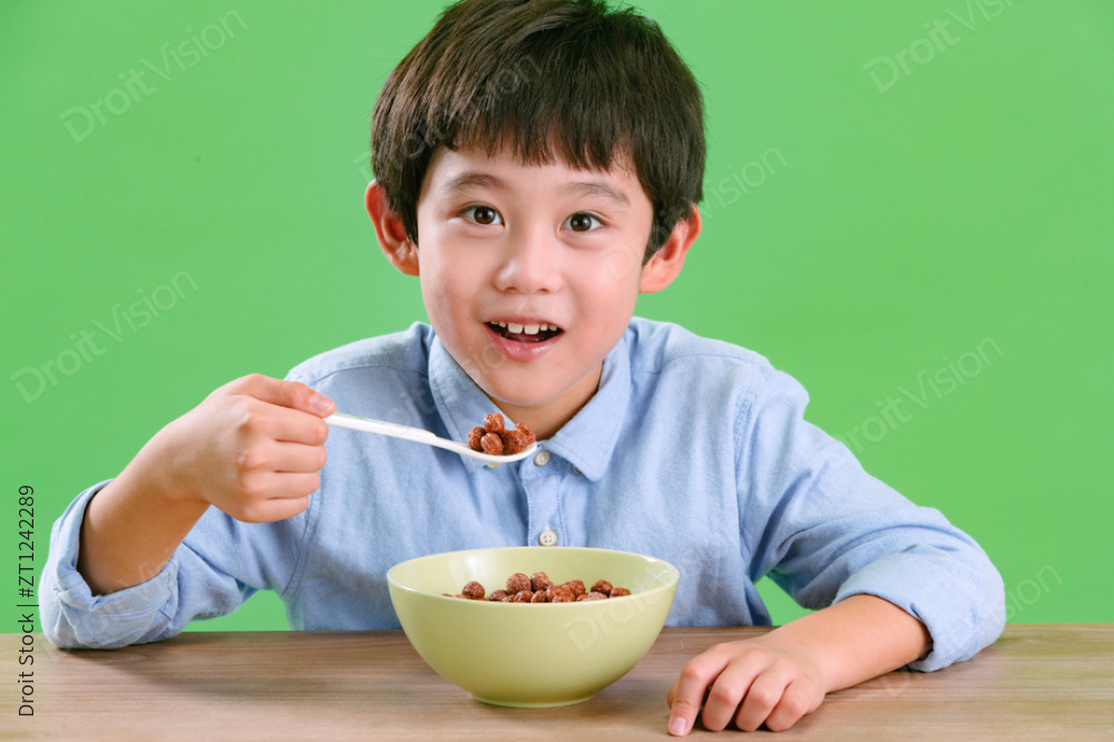 小男孩吃东西图片