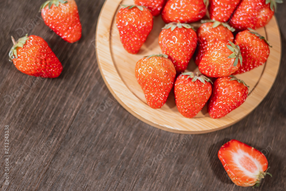 草莓在桌子上图片