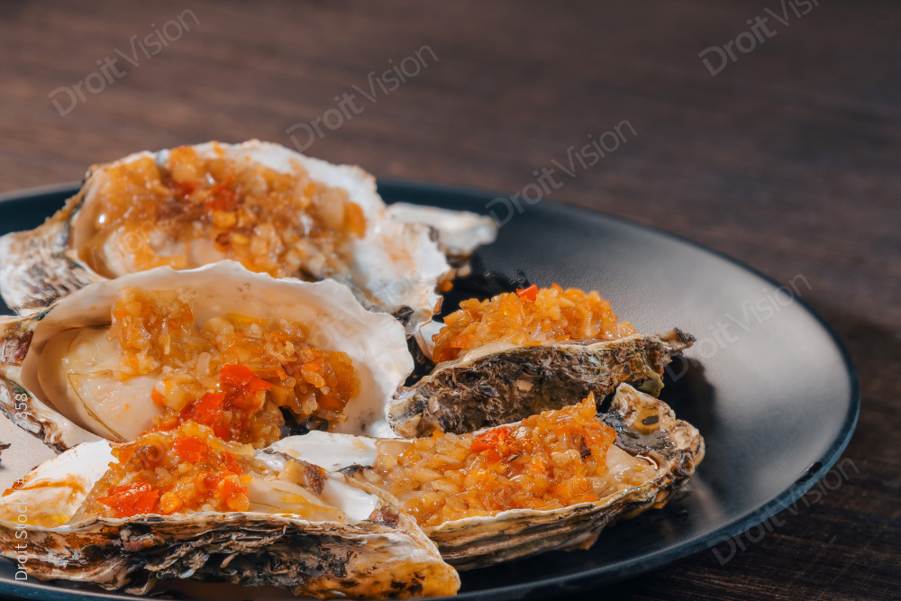 盘子里的生蚝图片