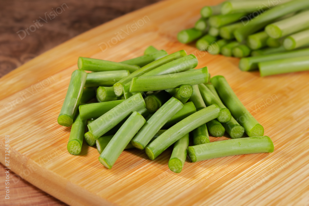 菜板上的蔬菜特写图片