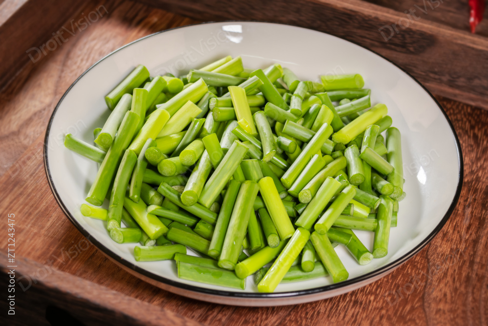 碗里的蒜苔特写图片