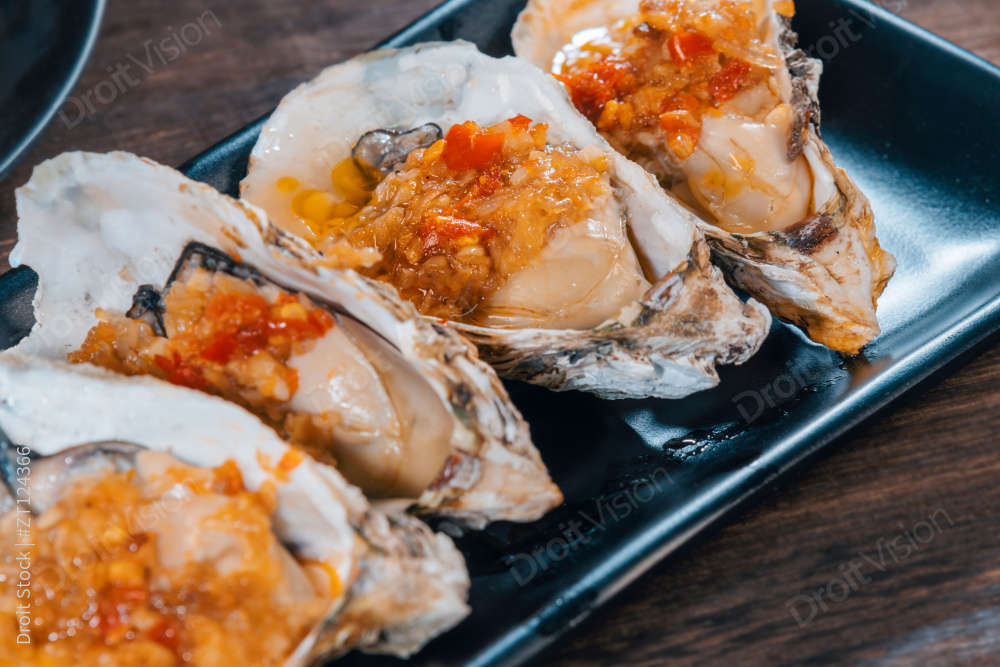 盘子里的生蚝图片