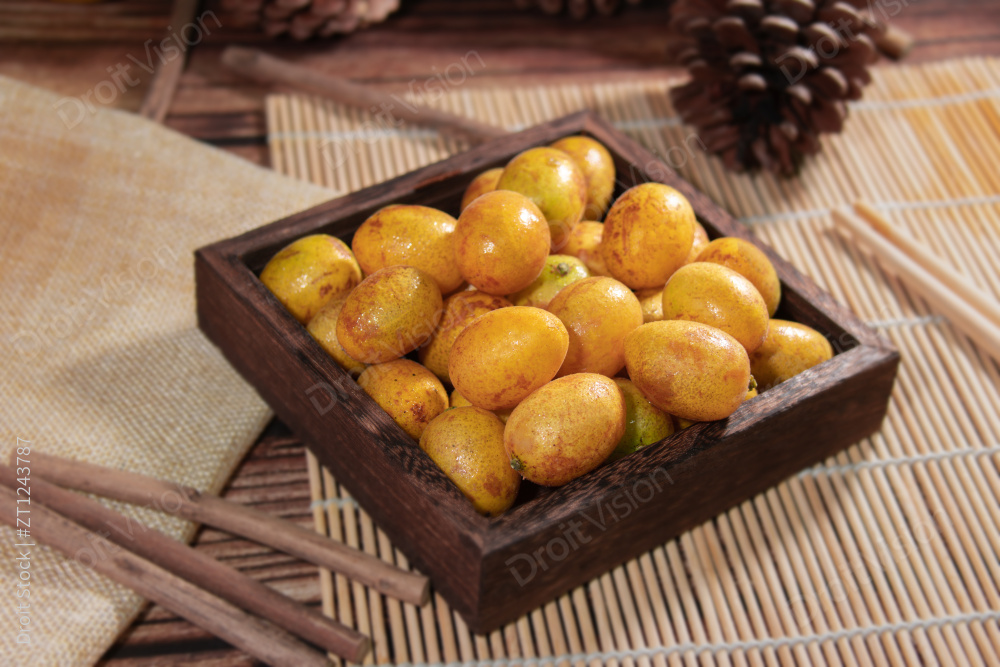 桌上的黄皮图片