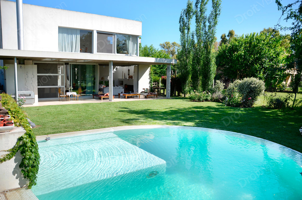 Swimming pool in front of house图片