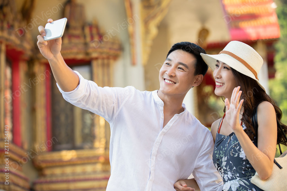 快乐的年轻情侣自拍图片