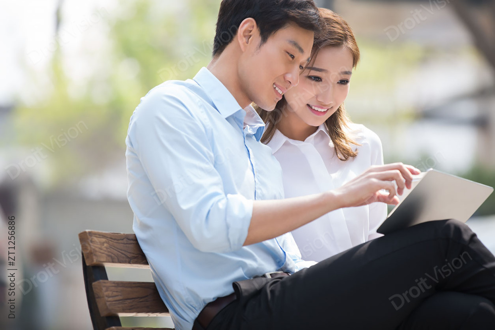 年轻商务人士在户外使用平板电脑图片