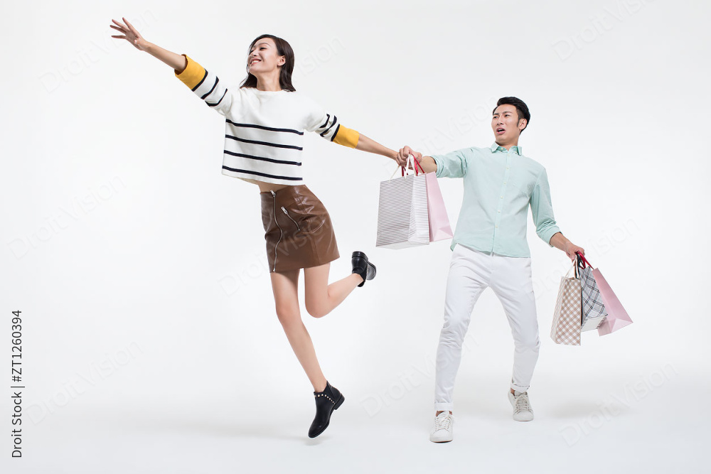 年轻情侣购物图片