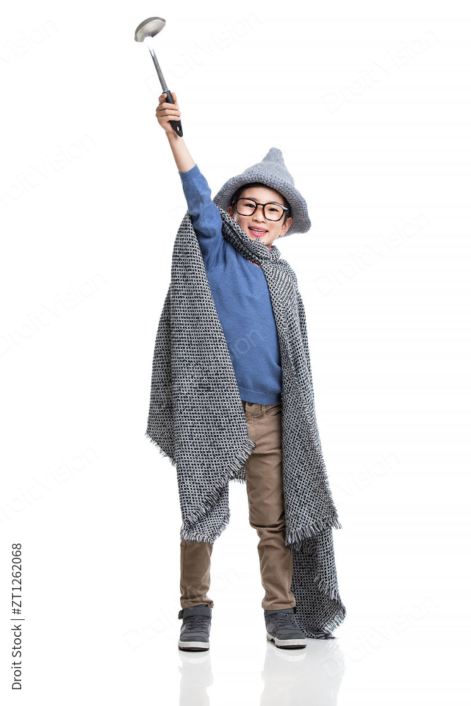 快乐的小男孩装扮成魔法师图片