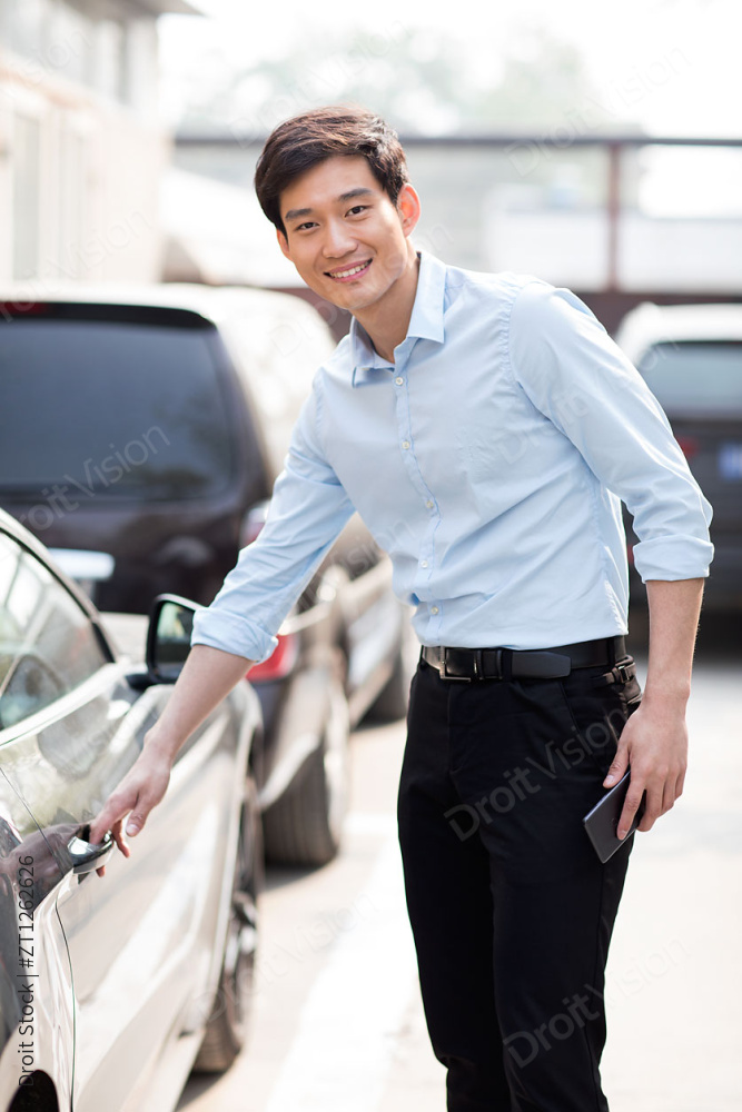 年轻商务男子开车门图片