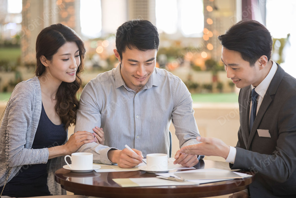 年轻夫妇在售楼处买新房图片