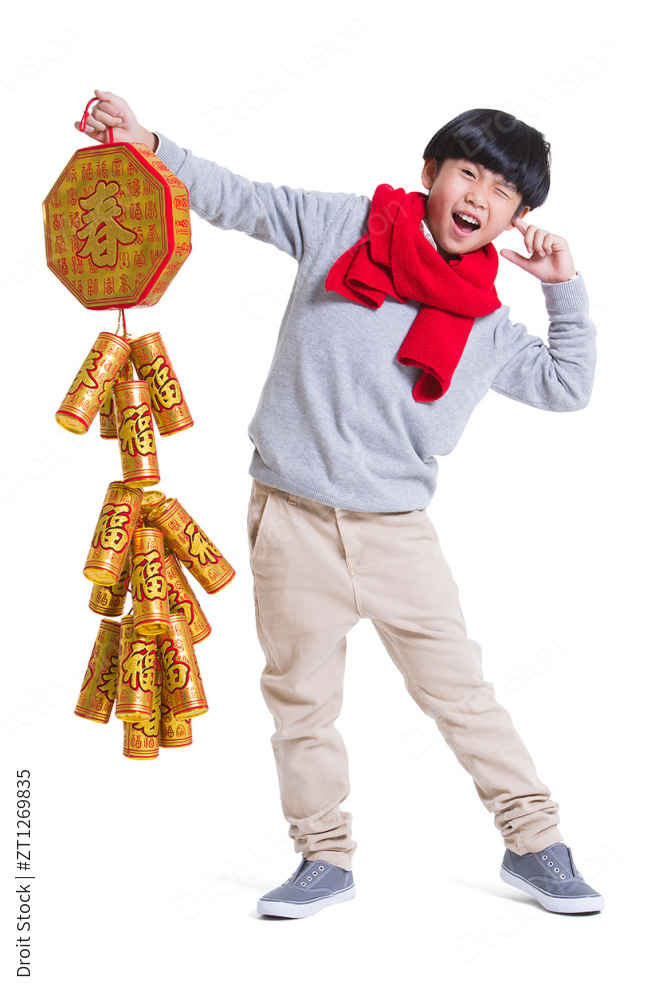 小男孩与鞭炮图片