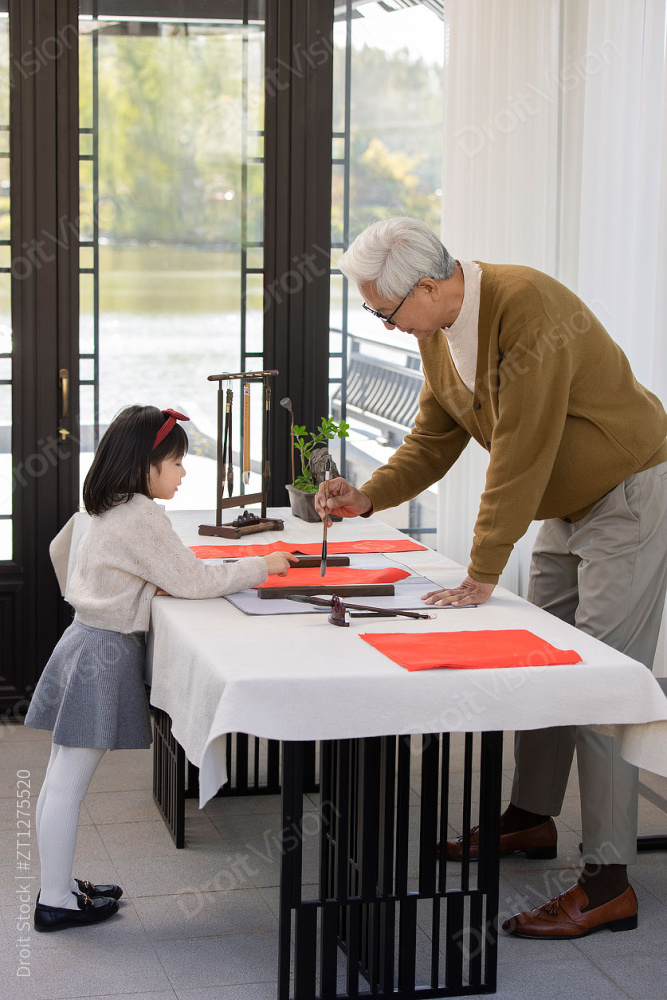 爷爷和孙女写春联图片