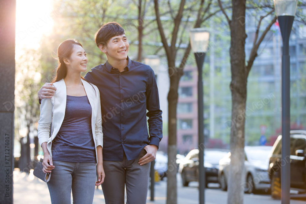 年轻情侣一起散步图片