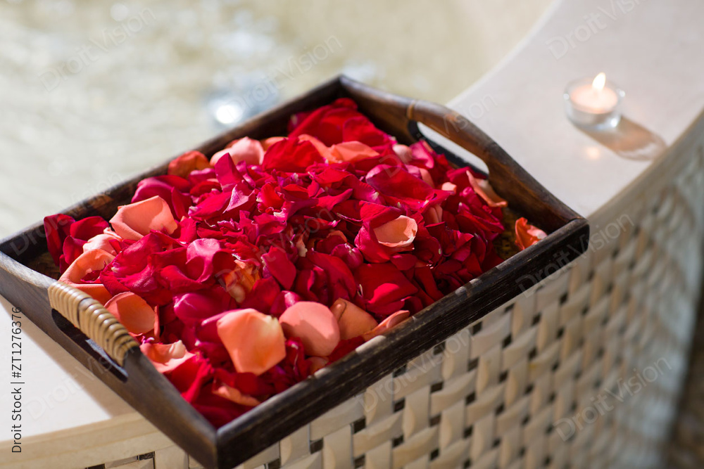 玫瑰花瓣和浴池图片