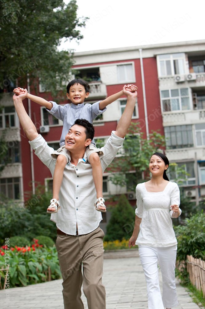 一家三口在普通社区玩耍图片
