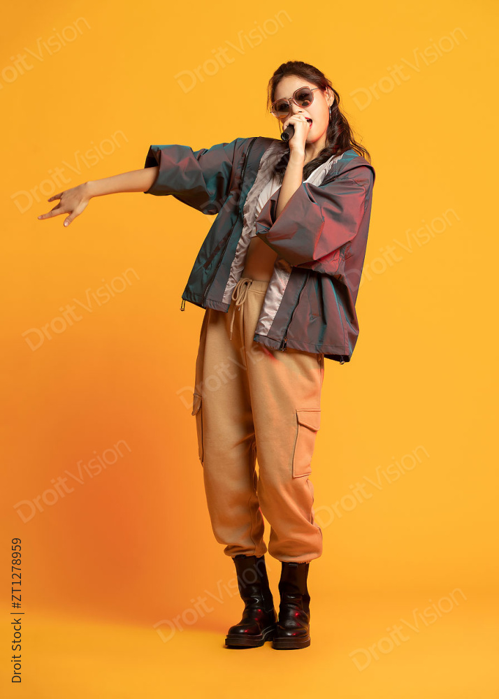 年轻的说唱女歌手图片