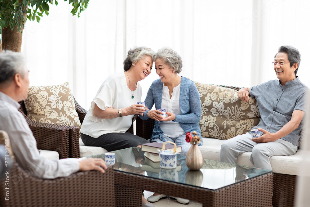 快乐的老年朋友喝茶聊天图片