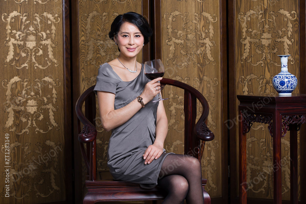 优雅的女士喝红酒图片