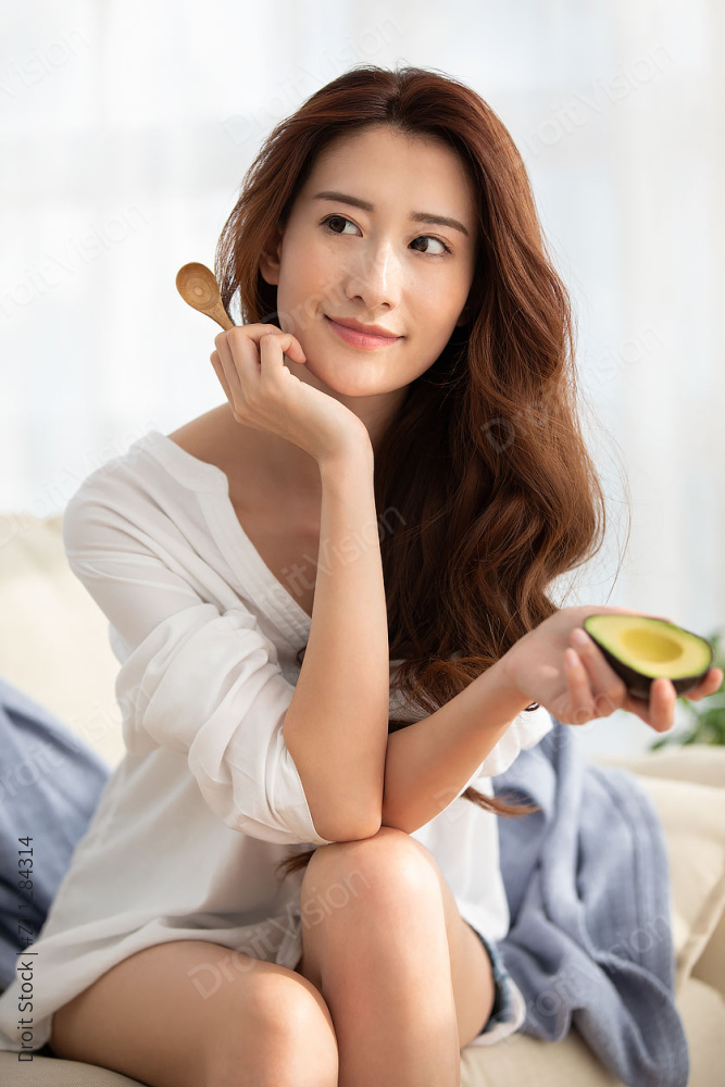 年轻女士在家护肤图片