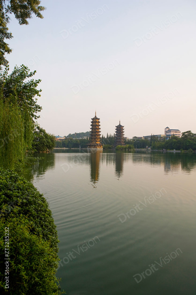 桂林杉湖日月双塔图片