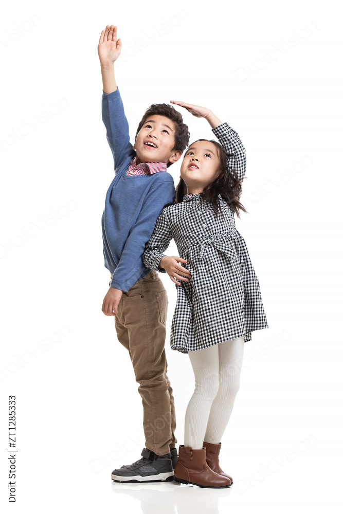 兄妹俩测量身高图片